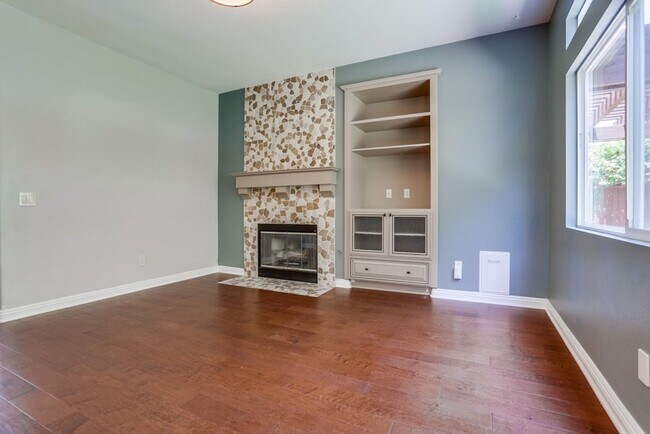 Building Photo - 3 Bedroom Home in Cul De Sac Available Now...