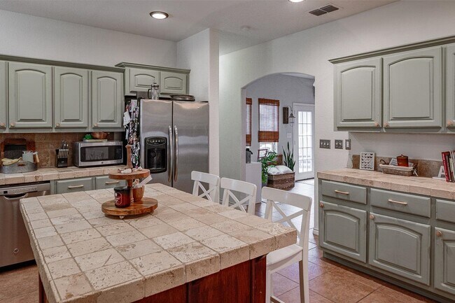 Building Photo - 121 La Paloma Dr