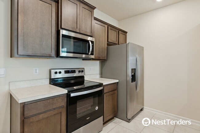 Building Photo - Beautiful End Unit Townhome!