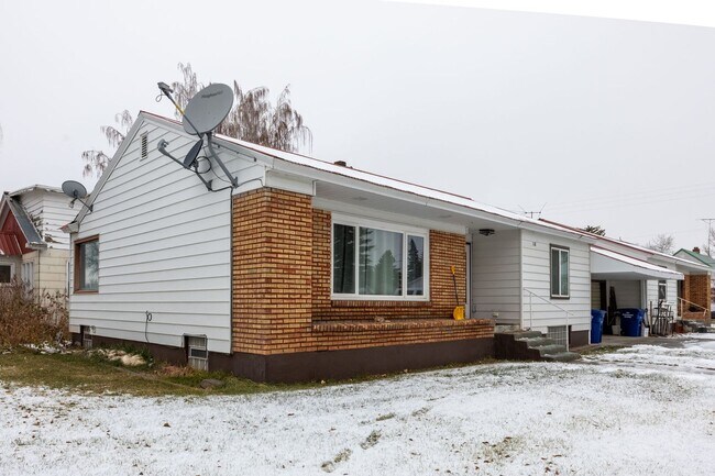 Building Photo - Your Fully Furnished 3 Bed 2 Bath Home Awaits Immediate Move-In!