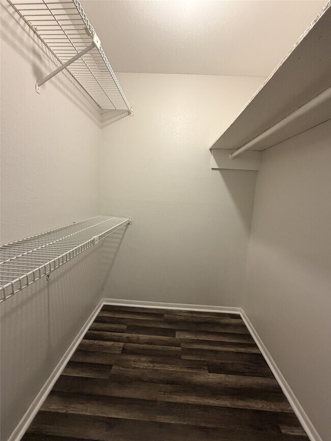 Building Photo - 3045 Walnut Bend Ln