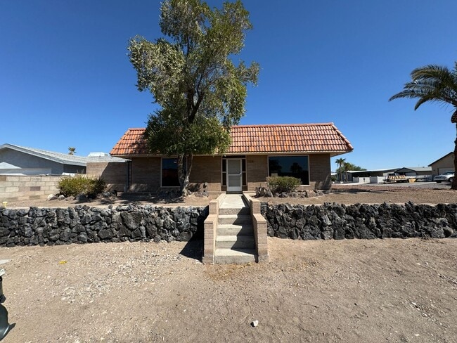 Building Photo - 3 Bedroom Furnished Home with UTILITIES INCLUDED with Courtyard Near the Colorado River 3-12 mont...