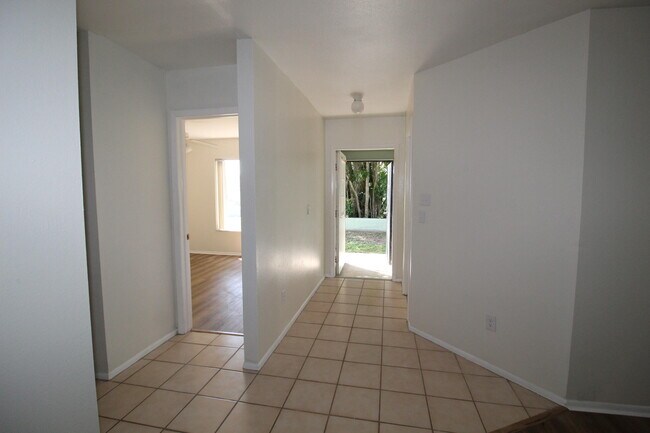 Building Photo - 1790 SE Ryecroft Ct