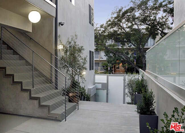 Building Photo - 1418 N Poinsettia Pl