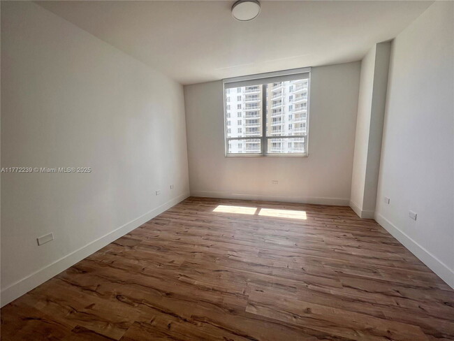 Building Photo - 870 Brickell Bay Dr