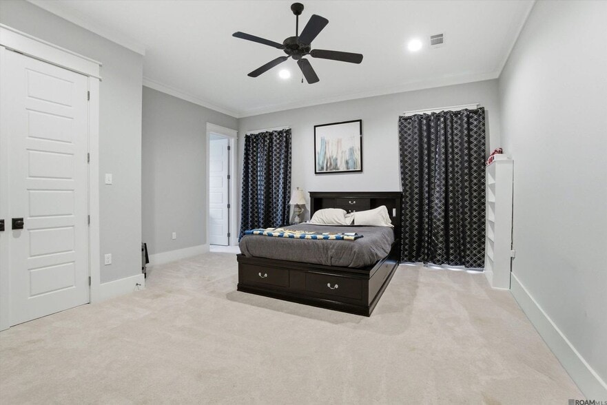 Building Photo - 421 St Thomas Ln