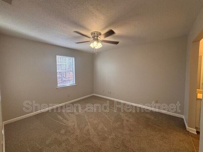 Building Photo - 402 Commons Dr