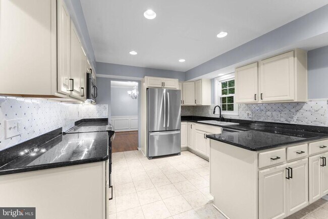 Building Photo - 901 Holly Creek Dr