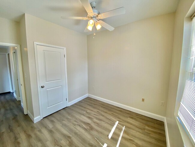 Building Photo - Large  Sunny Dupont Circle 2 bed 2 bath Ap...