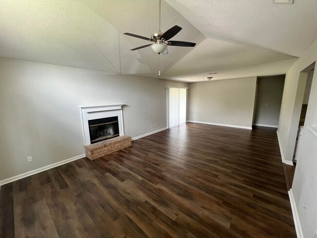 Building Photo - SPRING MOVE-IN SPECIAL: $500 OFF 1ST MONTH...