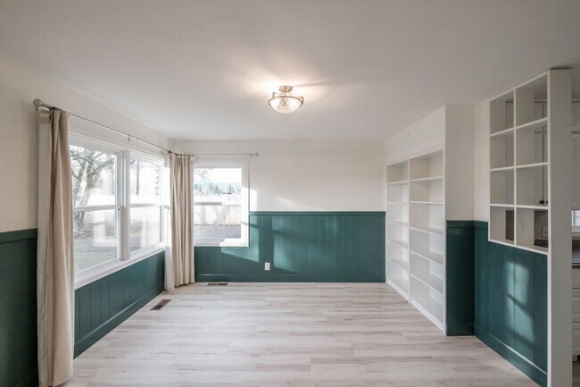 Building Photo - Charming 3-Bed 2 Bath Home with Spectacula...