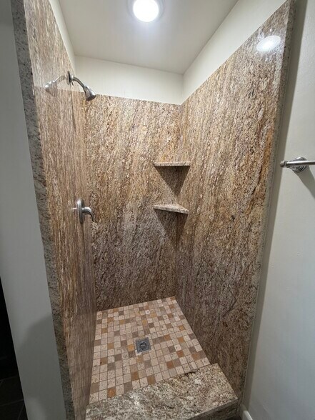 Building Photo - 216 Veranda Rd NW