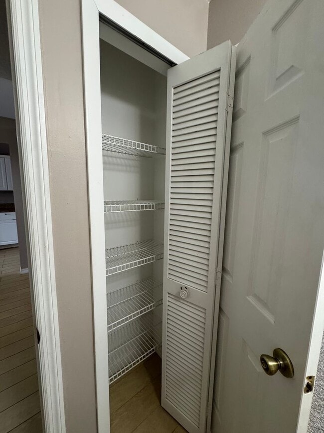 Building Photo - MOVE IN SPECIAL- Cozy 1 Bed/ 1 Bath in King Oak Villas