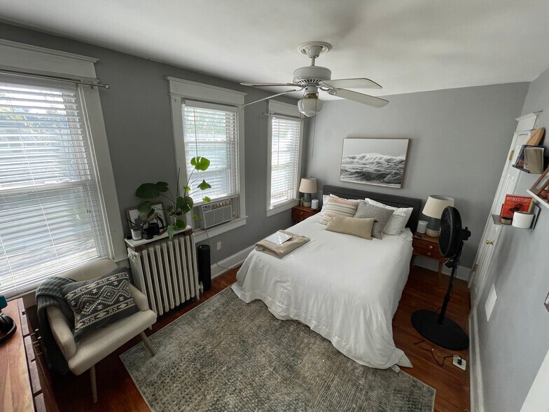 Building Photo - 1122 Owen Place NE