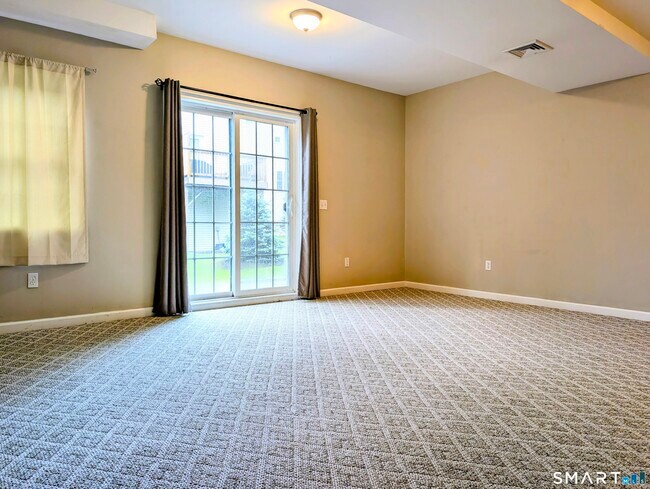 Building Photo - 15 Old Oak Dr