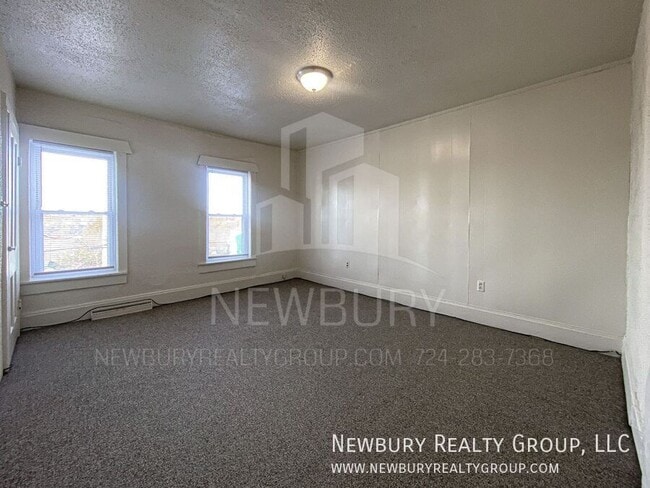 Building Photo - 33 Hickory St