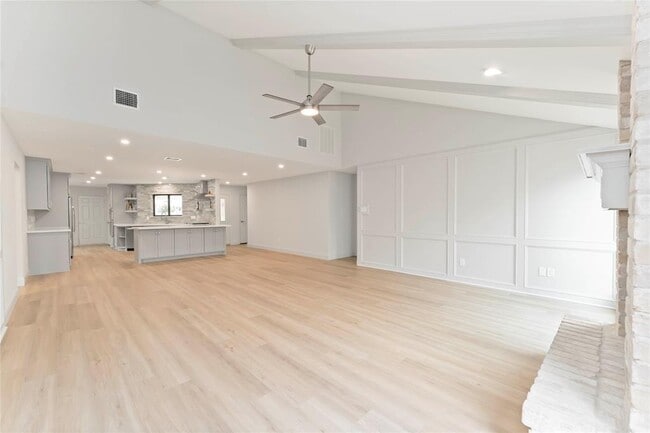 Building Photo - 14147 Hillvale Dr