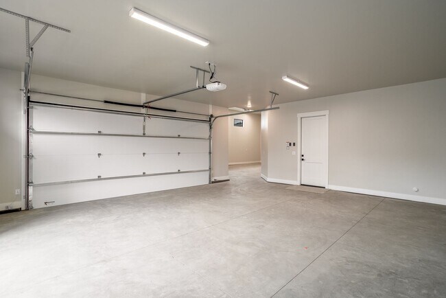 Building Photo - Gorgeous 5 bed | 3.5 bath |  Custom Home with RV Garage in Tonaquint!