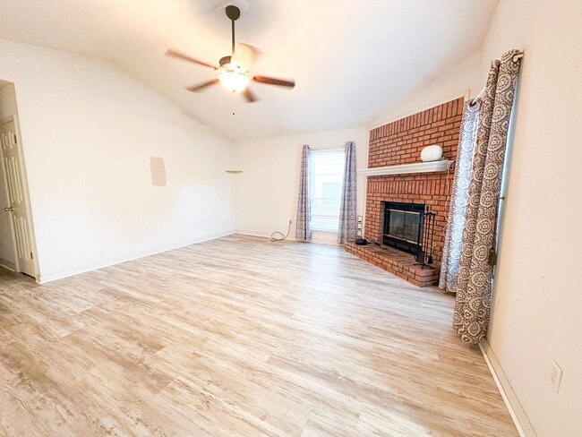 Building Photo - No HOA 3 bedroom home with whole house generator!