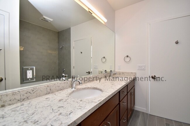 Building Photo - Spectacular 1 Bedroom Townhouse Apartment