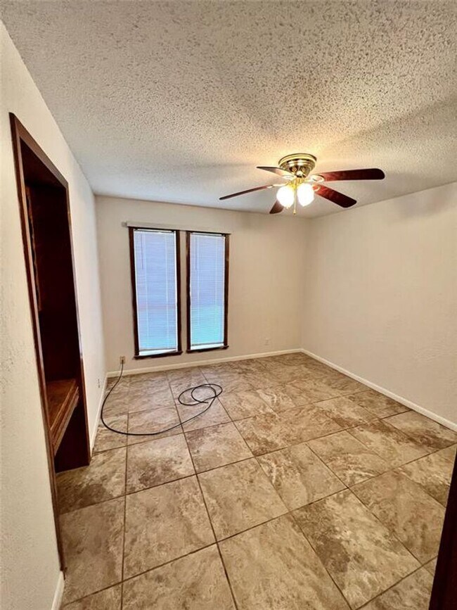 Building Photo - Prestigious Linwood Acres / .44 acres / Rockdale, TX / Swimming Pool