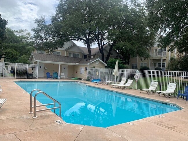 Building Photo - Charming First Floor Condo