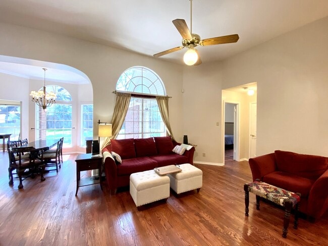 Building Photo - 13706 Morningbluff Dr