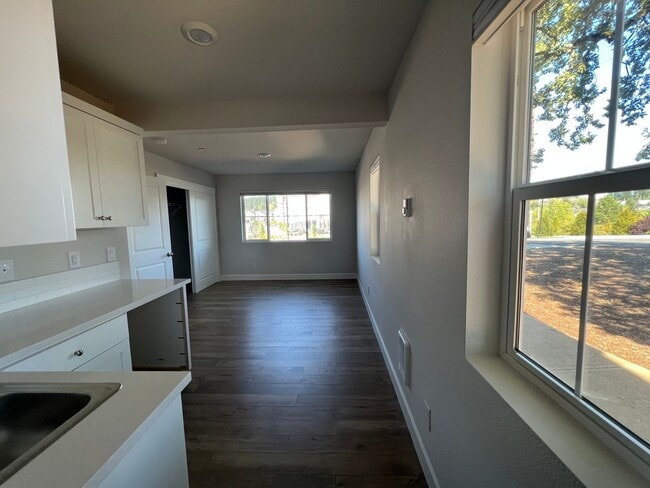 Building Photo - Beautiful 4 Bedroom 3.5 BA Home! Mother in...