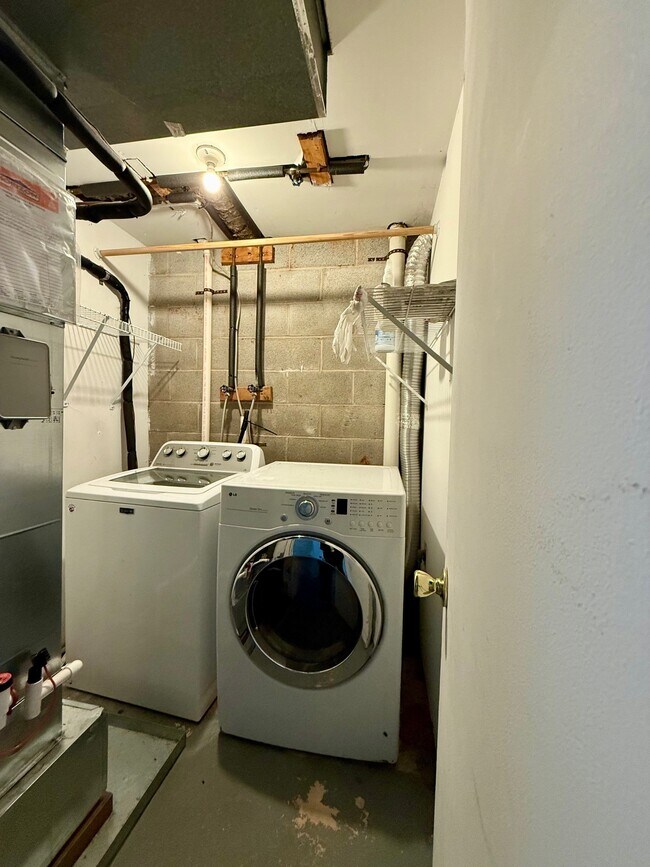 Building Photo - 28 Servan Ct