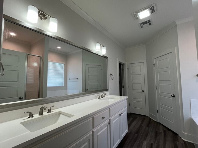 Building Photo - Beautiful 3 bedroom home- $500 off 1st month with 30 day move in!!