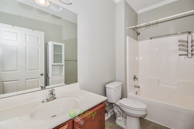 Building Photo - Gorgeous  Townhome - 2 Br/2 Bath, Pet-Friendly. Just  a short walk from UNCW in Wilmington!