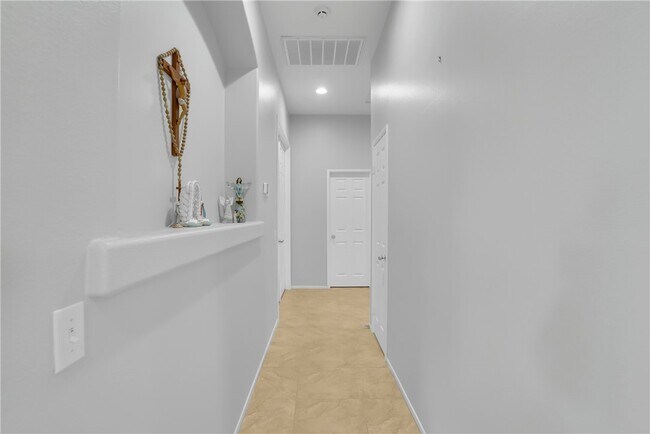 Building Photo - 515 Omar St