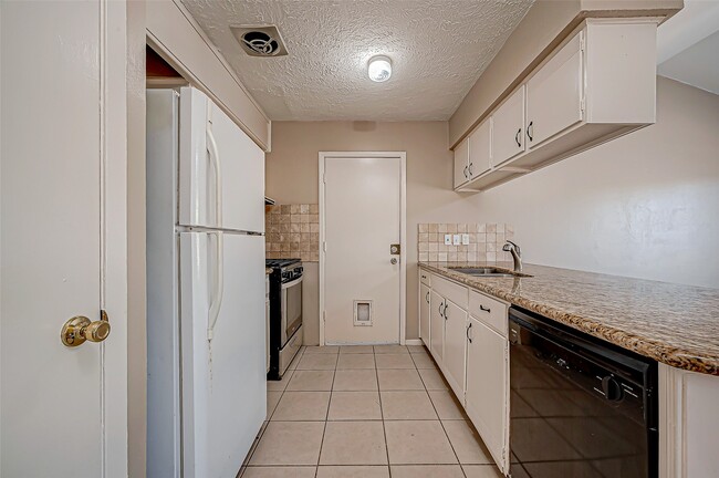 Building Photo - 7027 Inkberry Dr