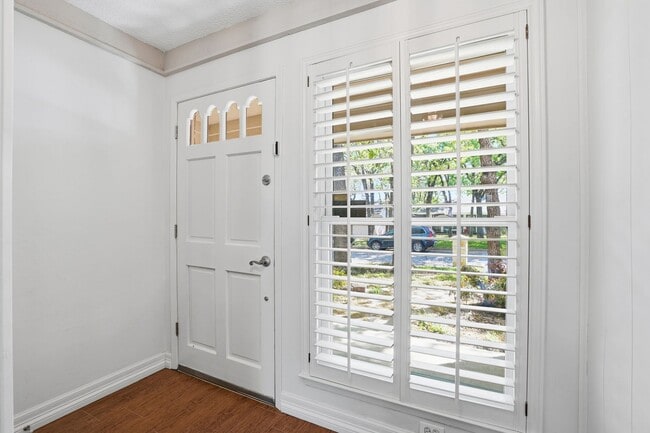 Building Photo - Amazing in Arlington