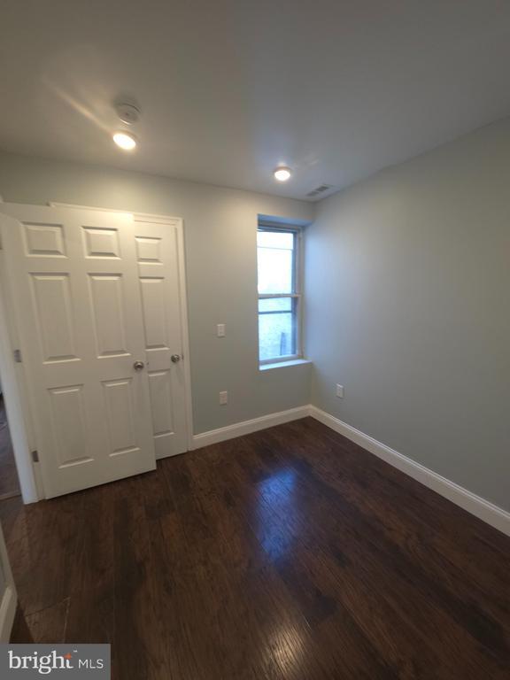 Building Photo - 1135 W Somerset St