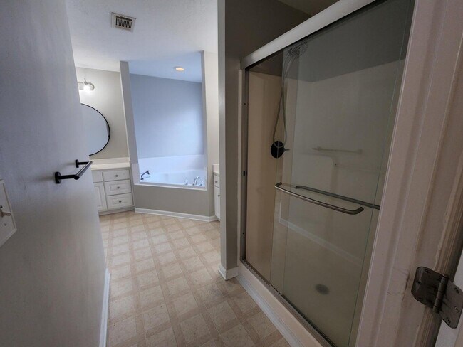 Building Photo - 572 Lory Ln