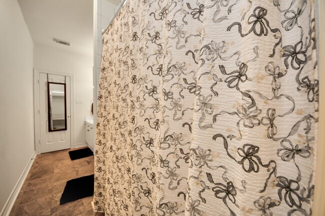 Building Photo - 825 Rosine St