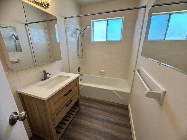 Building Photo - 2 bedroom 1 bathroom Unit Available in Oakdale!