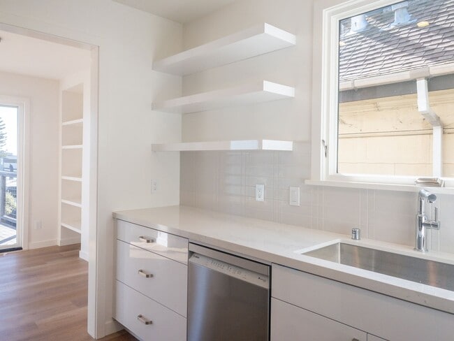 Building Photo - Stunning, Newly Remodeled, Top Floor Flat, Huge Private Deck,  Bay Views, Laundry! Parking! PROGR...