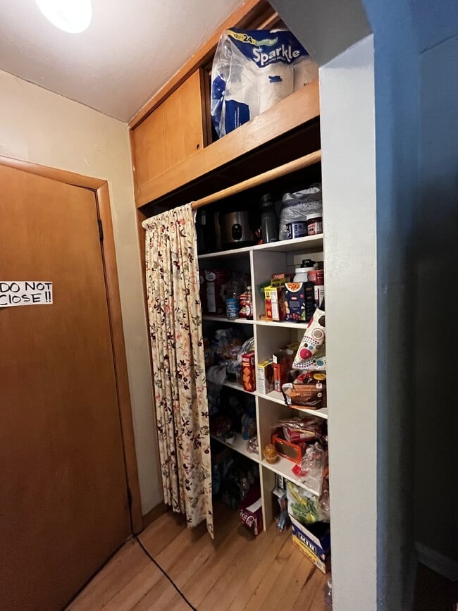 Building Photo - Huge 4 bed 1 bath very close to Water St. ...