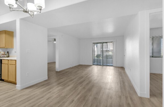 Building Photo - 950 Seven Hills Dr