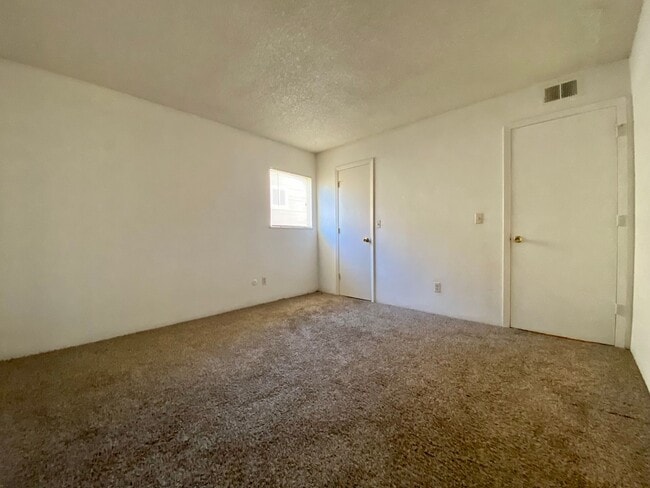 Building Photo - 1 Bed 1 Bath Aurora Condo Located Near Che...