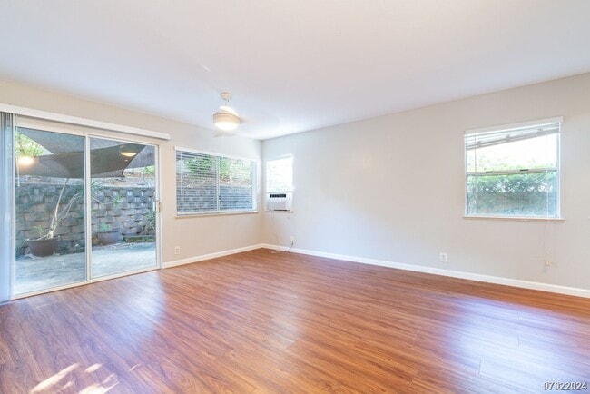 Building Photo - Immaculate 3bd/2.5 SF Home With Upstairs O...