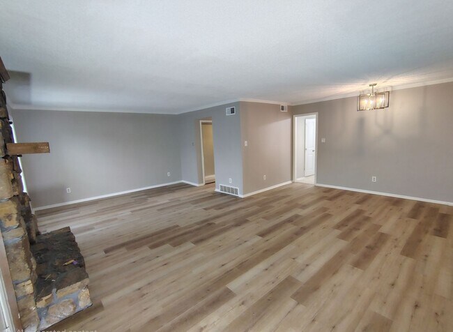 Building Photo - Spacious 2 bedroom 2.5 bath townhome for lease