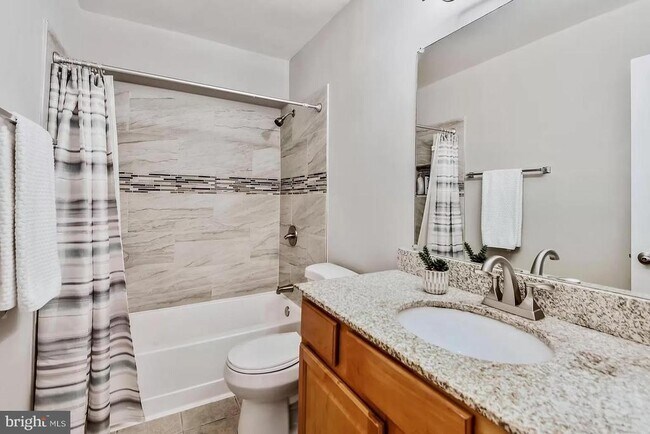 Building Photo - 3178 Summit Square Dr