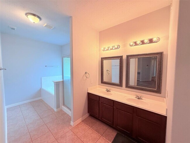 Building Photo - 2212 Highland Crossing Dr