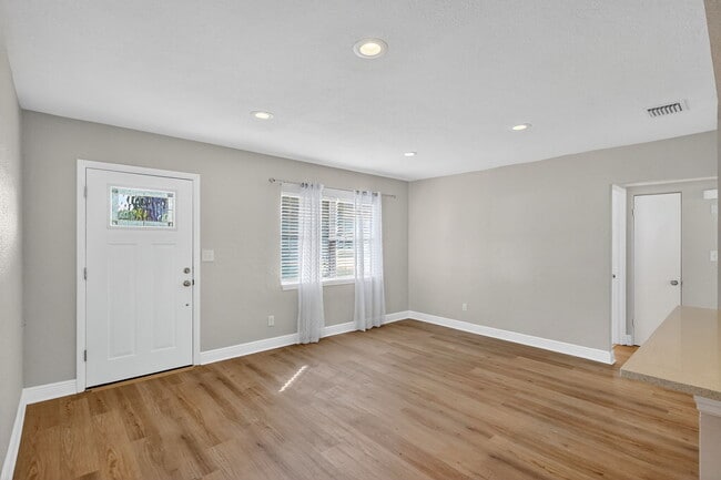 Building Photo - 541 40th Ave NE