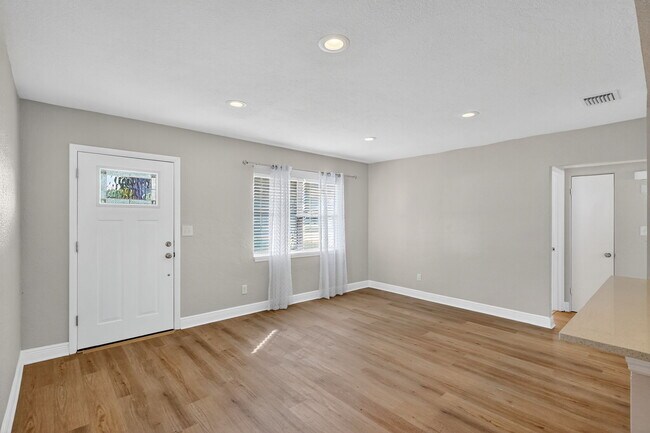 Building Photo - 541 40th Ave NE