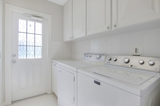 Building Photo - 3057 E Community Dr