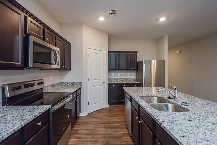 Building Photo - 3875 Place Dr